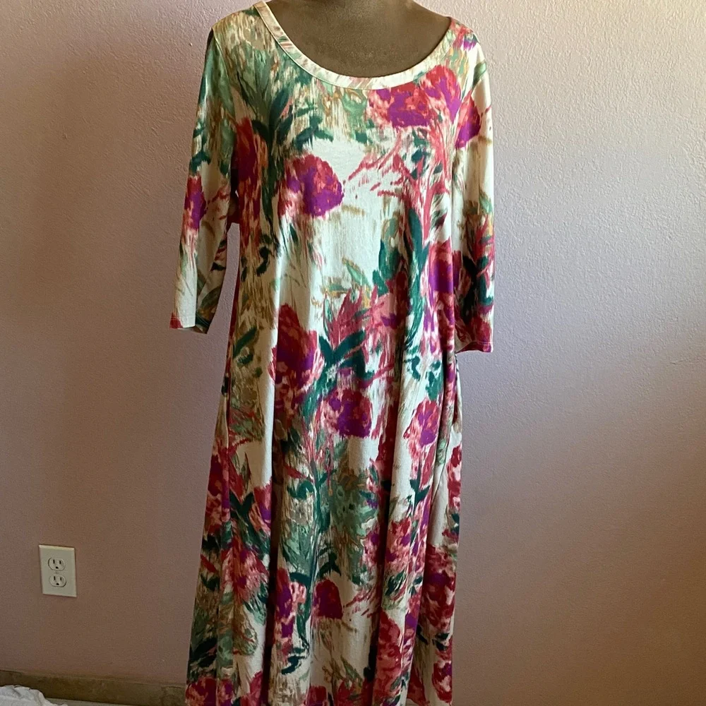SOFT SURROUNDINGS Floral Print Scoop Neck With 3/4 sleeves And Side Pockets - Picture 1 of 10